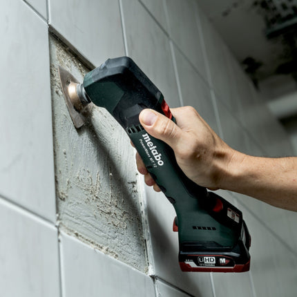Metabo PowerMaxx MT 12 utensile multifunzione a batteria 12 V + 2 batterie da 2,0 Ah + caricatore + set di accessori per la levigatura da 18 pezzi + metaBOX 145 ( 613089510 )