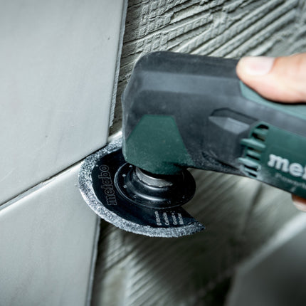 Metabo PowerMaxx MT 12 utensile multifunzione a batteria 12 V + 2 batterie da 2,0 Ah + caricatore + set di accessori per la levigatura da 18 pezzi + metaBOX 145 ( 613089510 )