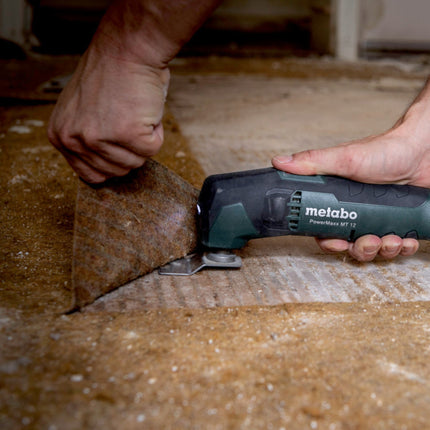 Metabo PowerMaxx MT 12 utensile multifunzione a batteria 12 V + 2 batterie da 2,0 Ah + caricatore + set di accessori per la levigatura da 18 pezzi + metaBOX 145 ( 613089510 )